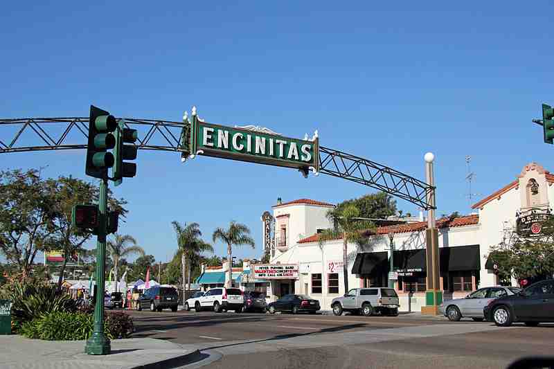 How far is Encinitas from the ocean?