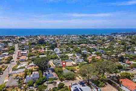 How far is Encinitas from the ocean?