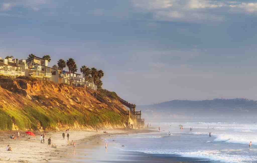 How far is Encinitas from the ocean?